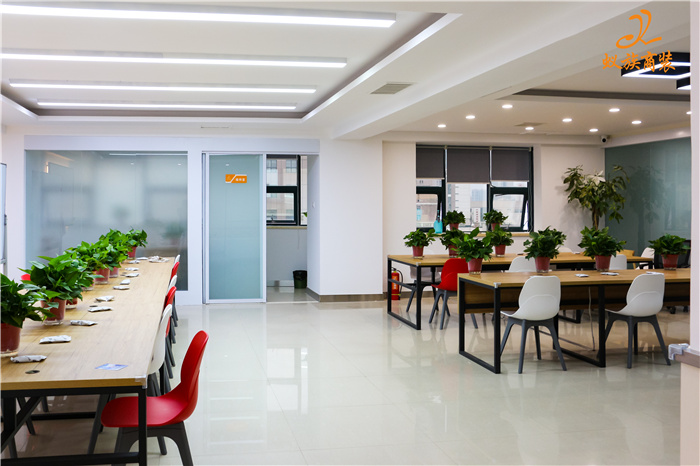 冰球突破豪华版网址商装过渡办公室投入使用