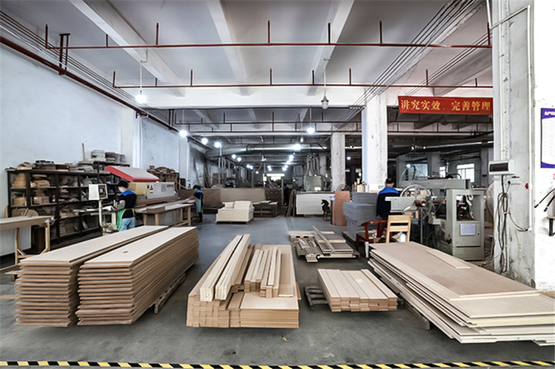 河南冰球突破豪华版网址装饰工程有限公司家具工厂：讲究实效，完善管理