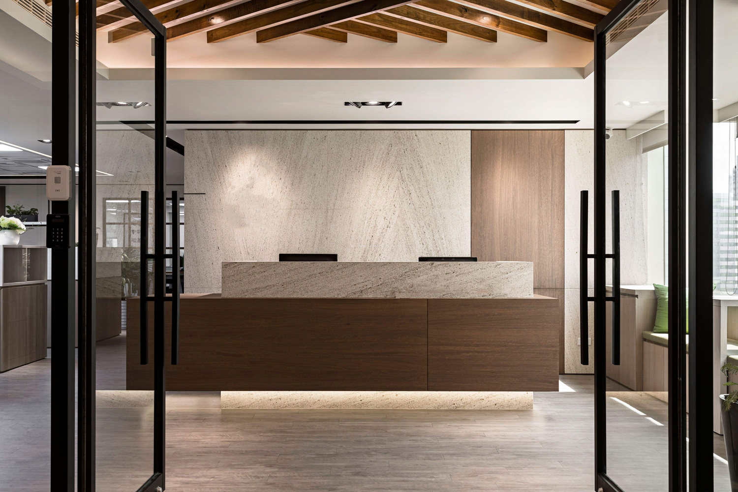 办公室装修不仅要把空间 形象要把控好，还要把人这块结合起来